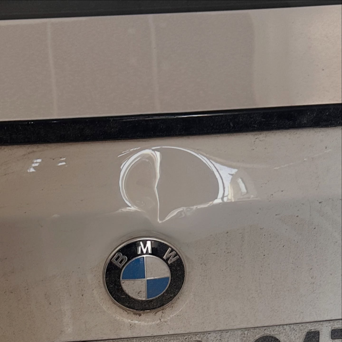 Boyasız göçük düzeltme öncesi: BMW bagaj kapağındaki göçük